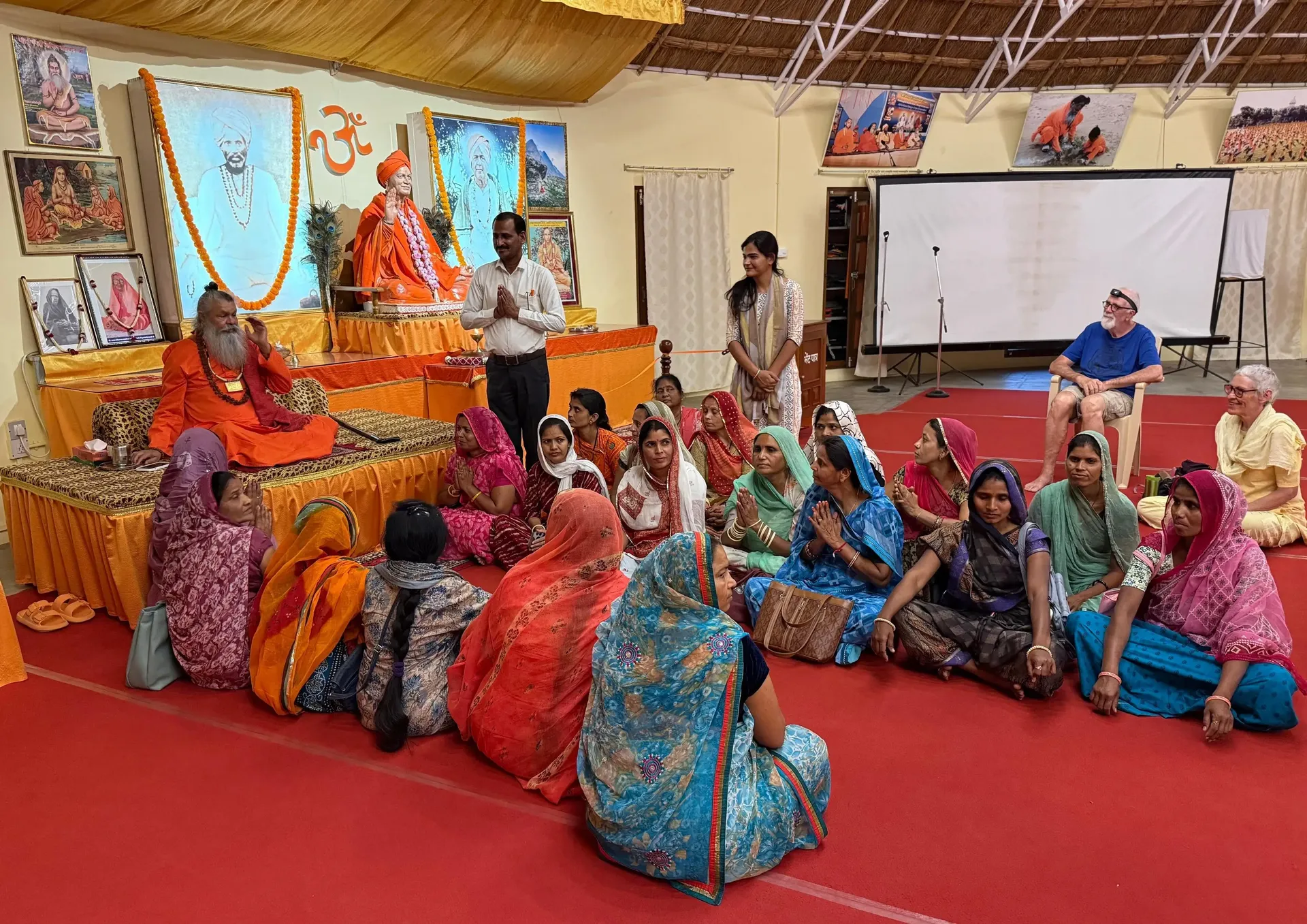 shree-acharya-mahamandaleshwar-vishokanand-bharti-ji-visits-om-ashram bodyImage